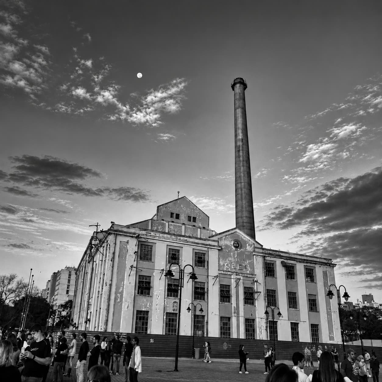 Usina do Gasômetro, em Porto Alegre, ao entardecer, com pessoas na orla